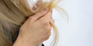 Beitragsbild des Blogbeitrags 9 wirksame Hausmittel gegen trockene Haarspitzen