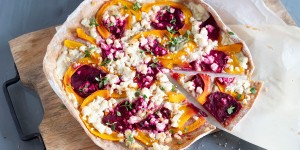 Beitragsbild des Blogbeitrags Flammkuchen mit Feta, Kürbis und Rote Bete