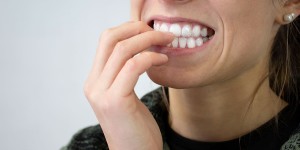 Beitragsbild des Blogbeitrags Fingernägel kauen abgewöhnen: Mit diesen 10 Tipps kannst du es schaffen!