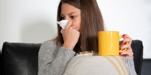 Beitragsbild des Blogbeitrags Helfen Vitamin C und Zink in der Schnupfenzeit?