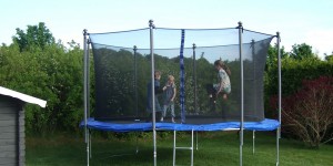 Beitragsbild des Blogbeitrags Das sind die besten 200 cm Trampoline mit Netz!