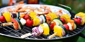 Beitragsbild des Blogbeitrags Gemüsespieße grillen – Dieses Rezept wirst du lieben!