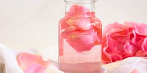 Beitragsbild des Blogbeitrags So einfach ist Rosenwasser selber machen!