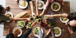 Beitragsbild des Blogbeitrags Esstisch Breite 80 cm mit Auszugsfunktion – das sind die Top 3!