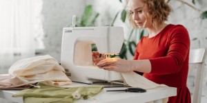 Beitragsbild des Blogbeitrags Günstige Nähmaschine für Anfänger – das sind die Top 3!