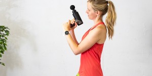 Beitragsbild des Blogbeitrags Tschüss Verspannungen: So hilft dir die Massagepistole dabei! 