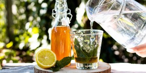 Beitragsbild des Blogbeitrags Eisteesirup selber machen – das wirst du lieben!