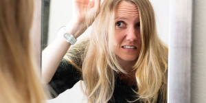 Beitragsbild des Blogbeitrags Graue Haare mit 30 – Hilfe! Was tun?
