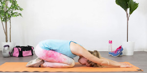 Beitragsbild des Blogbeitrags Yoga gegen Regelschmerzen – 7 Asanas, die wirklich helfen 