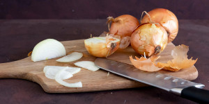 Beitragsbild des Blogbeitrags Zwiebeln schneiden ohne weinen