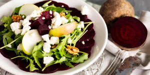 Beitragsbild des Blogbeitrags Rote Bete Carpaccio mit Ziegenkäse, knackigen Nüssen und Rucola