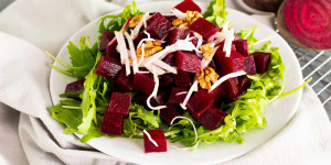 Beitragsbild des Blogbeitrags Rote Bete Salat mit Äpfeln und Walnüssen