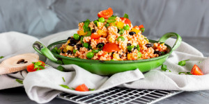 Beitragsbild des Blogbeitrags Hirse Gemüse Pfanne mit Paprika, Tomaten und Zucchini