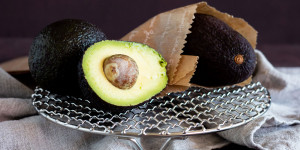 Beitragsbild des Blogbeitrags So lässt du Avocados blitzschnell nachreifen!