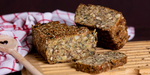 Beitragsbild des Blogbeitrags Low Carb Brot mit Kokosmehl und Nüssen 