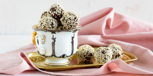 Beitragsbild des Blogbeitrags Energy Balls mit Datteln: Das beste Pralinen Rezept aller Zeiten!