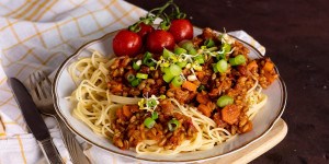 Beitragsbild des Blogbeitrags Vegane Grünkern Bolognese mit frischen Tomaten 