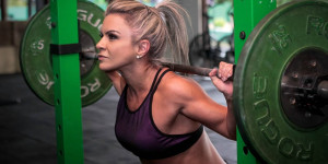 Beitragsbild des Blogbeitrags Bekommt man vom Brusttraining einen kleineren Busen?
