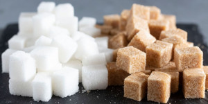 Beitragsbild des Blogbeitrags 8 gesündere Alternativen, die Zucker sofort ersetzen 