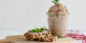 Beitragsbild des Blogbeitrags Yummy: Vegane Leberwurst einfach selber machen 