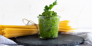 Beitragsbild des Blogbeitrags Veganes Spinat Pesto mit Walnüssen
