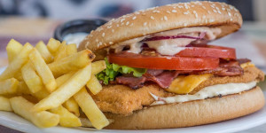 Beitragsbild des Blogbeitrags Studie zeigt: So schadet Junkfood unserer Darmflora