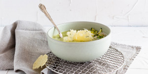 Beitragsbild des Blogbeitrags Low Carb Zucchinisuppe mit Parmesancrackern