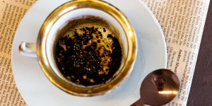 Beitragsbild des Blogbeitrags Zukunftsdeutung durch Kaffeesatz lesen – das steckt dahinter!