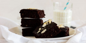 Beitragsbild des Blogbeitrags Super schokoladige Kidneybohnen Brownies mit Apfelmus