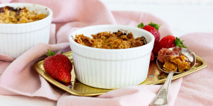 Beitragsbild des Blogbeitrags Saftiges Rhabarber Crumble mit Erdbeeren *vegan*