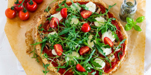 Beitragsbild des Blogbeitrags Low Carb Pizza mit Mandelmehl 