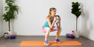 Beitragsbild des Blogbeitrags Mega effektiv: Kniebeuge mit Kettlebell 