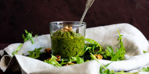 Beitragsbild des Blogbeitrags Veganes Rucola Pesto mit Walnüssen