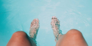 Beitragsbild des Blogbeitrags 6 simple Möglichkeiten die Beine zu entwässern, die du sofort umsetzen kannst 