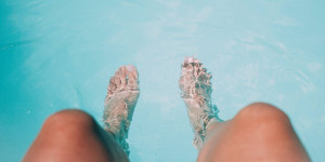 Beitragsbild des Blogbeitrags 6 simple Möglichkeiten die Beine zu entwässern, die du sofort umsetzen kannst