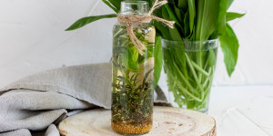 Beitragsbild des Blogbeitrags Mit diesem geheimen Rezept gelingt DIY Kräuteressig immer! 