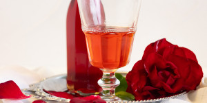 Beitragsbild des Blogbeitrags Rosensirup selber machen mit Birkenzucker