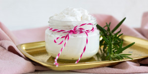 Beitragsbild des Blogbeitrags Mische eine belebende Rosmarin Creme in 7 simplen Schritten