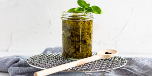 Beitragsbild des Blogbeitrags 4 einfache Wege, um frisches Pesto lange haltbar zu machen