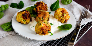 Beitragsbild des Blogbeitrags Mega lecker: Veggie Gemüsebällchen mit Kichererbsen