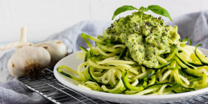 Beitragsbild des Blogbeitrags Zucchini Nudeln machen: Blitz-Rezept für Zoodles