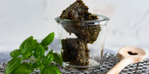 Beitragsbild des Blogbeitrags Nur so frierst du Basilikum Pesto richtig ein!