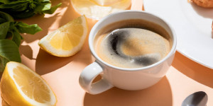 Beitragsbild des Blogbeitrags TikTok Trend: Kaffee mit Zitrone als Turbo-Diät – Das steckt dahinter!
