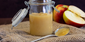 Beitragsbild des Blogbeitrags Hausgemachtes Apfelmus ohne Zucker + Einkochanleitung 