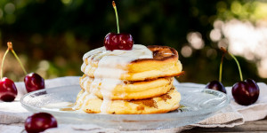 Beitragsbild des Blogbeitrags Soufflé Pancakes sind die fluffigsten Pfannkuchen der Welt 