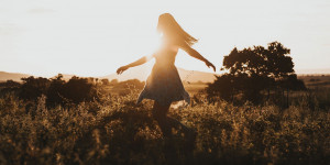 Beitragsbild des Blogbeitrags Wochenhoroskop 5. Juli – Diese 3 Sternzeichen gehen mit Leichtigkeit durch die Woche!