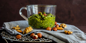Beitragsbild des Blogbeitrags So einfach gelingt ein Pesto ohne Pinienkerne!