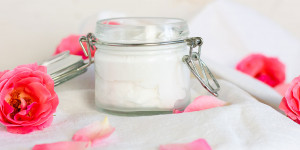 Beitragsbild des Blogbeitrags Reichhaltige Rosen Creme für trockene Haut
