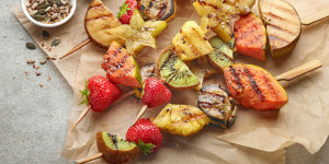 Beitragsbild des Blogbeitrags Genial! So gelingt Obst am Grill!
