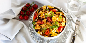 Beitragsbild des Blogbeitrags Farfalle Salat mit getrockneten Tomaten und Rucola 